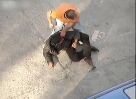 Un poliţist din Constanţa, aflat în timpul liber, a prins acum doi ani un hoţ. Acum e vedetă pe site-urile din străinătate